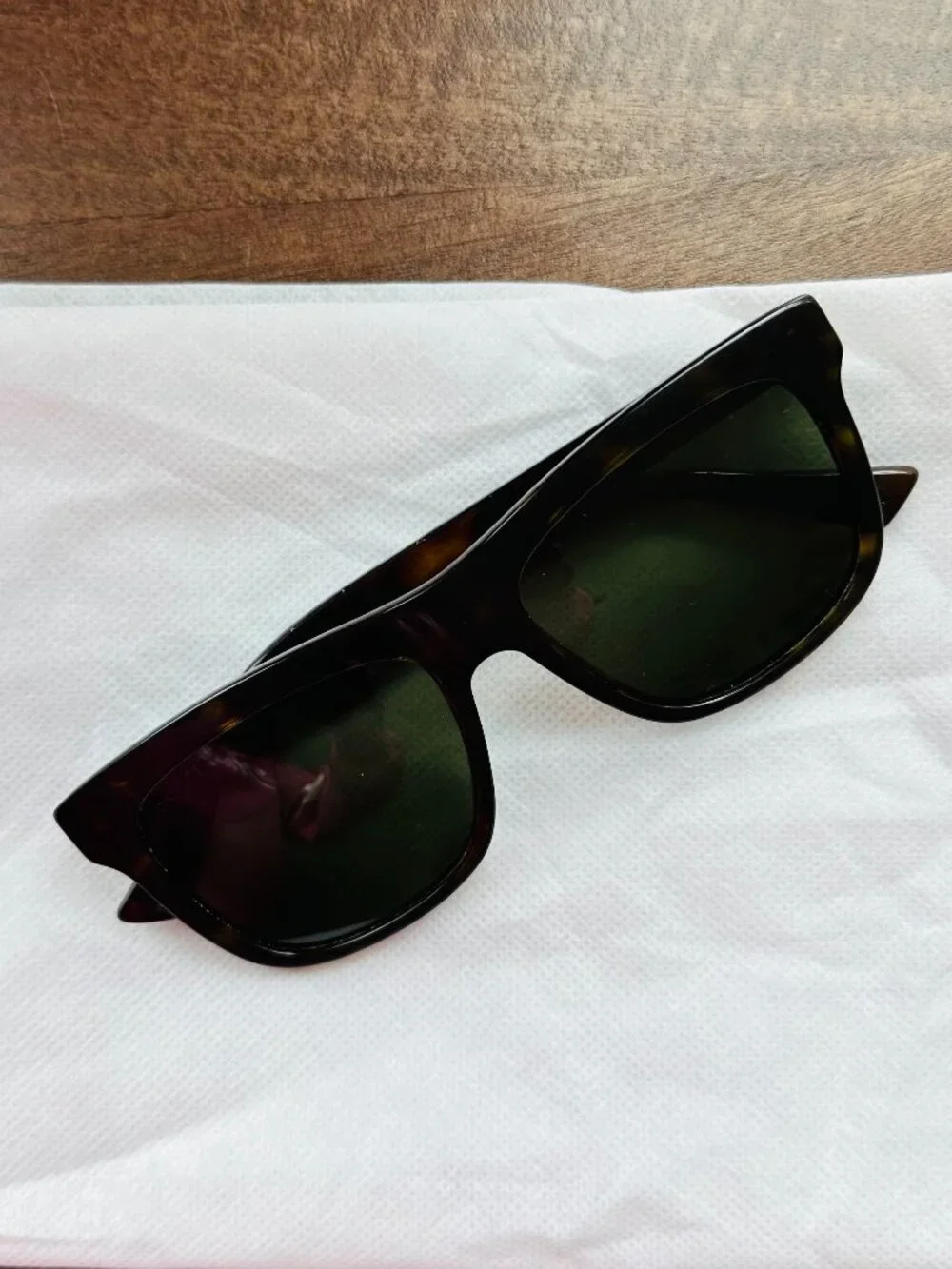 Gucci Tortoise Shell Sunglasses – Iconic Gold Bee Logo GG0034S - Picture 9 of 12